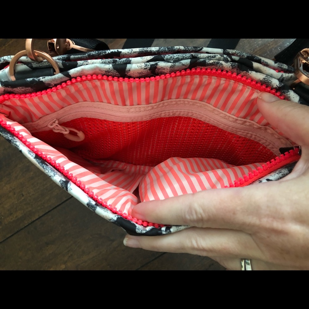 SOLD☹️HP🎉NWOT Lululemon Hip to be Free Bag - Picture 5 of 6
